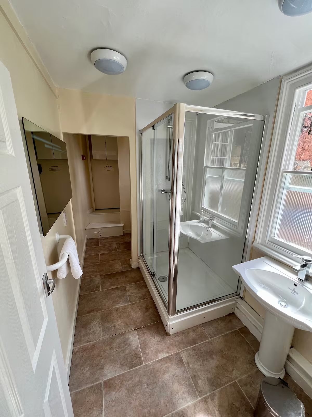Alternative view of the shower room